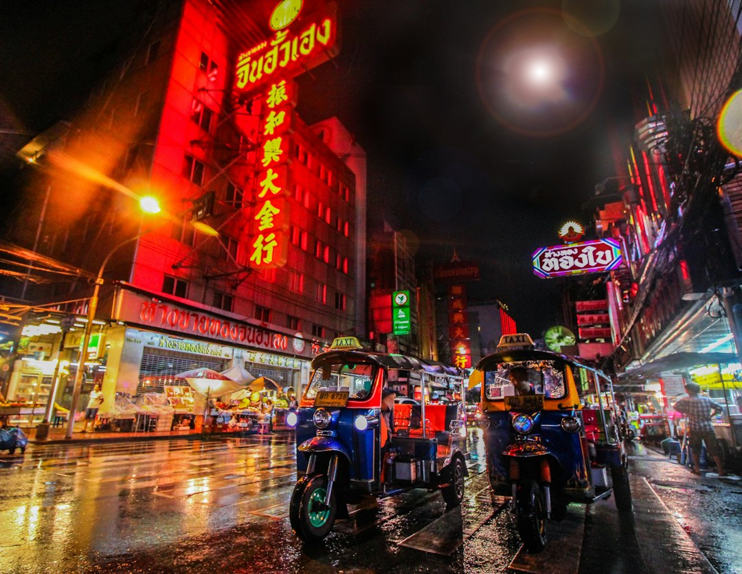 Tuk-tuks dans Chinatown à Bangkok