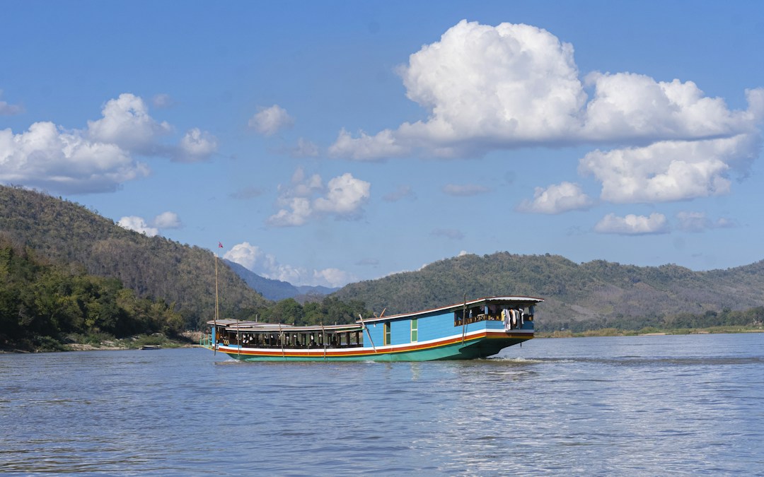 Bateau sur l’eau, illustration de croisière. Photo : Swapnil kulkarni / Unsplash.