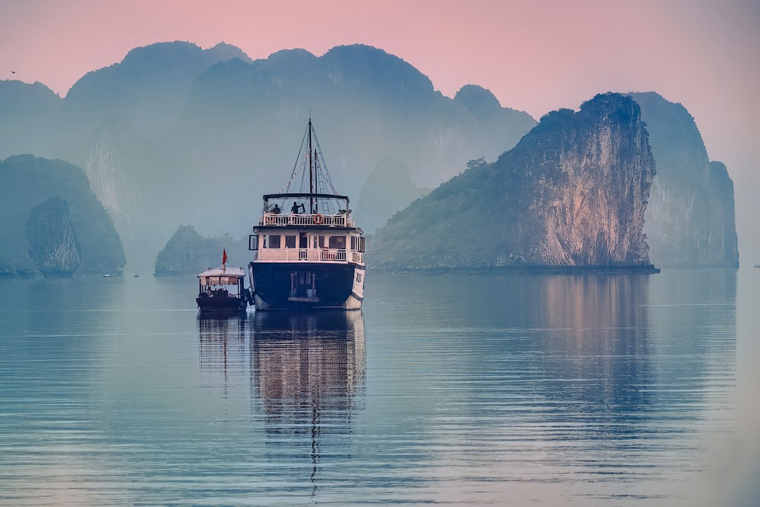 Bateau dans une baie entourée de montagnes