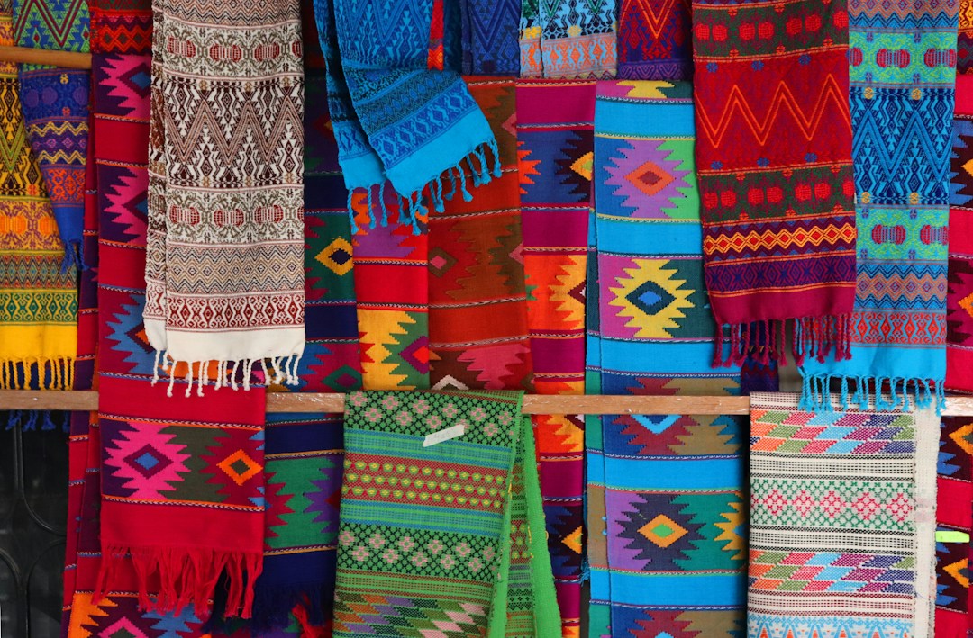 Textiles colorés, illustration des savoir-faire. Photo : analuisa gamboa / Unsplash.