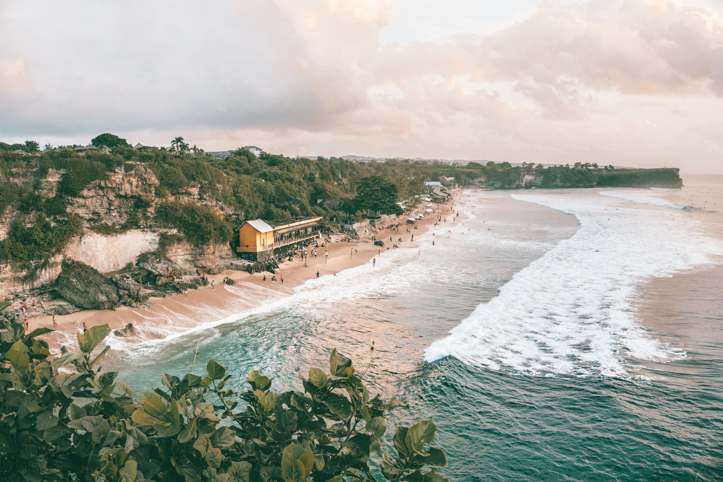 Plage de Balangan et falaises près d'Uluwatu à Bali